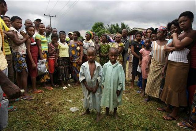 9年过去了，当年的非洲“讨水男孩”，被游客收养后，过得怎么样