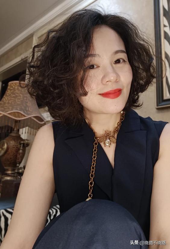 40岁脸大减龄的齐肩烫发,2020年时尚减龄齐肩烫发
