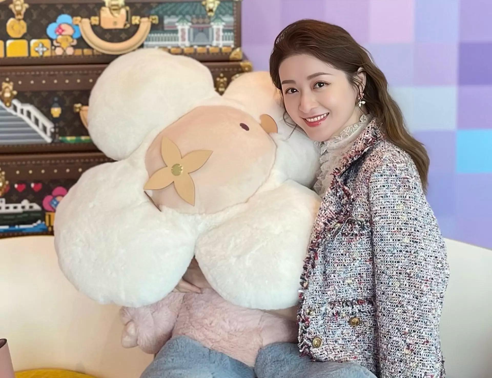 甜心港姐与富商丈夫结婚13周年！遭调侃父女恋，被曝准备生第四胎