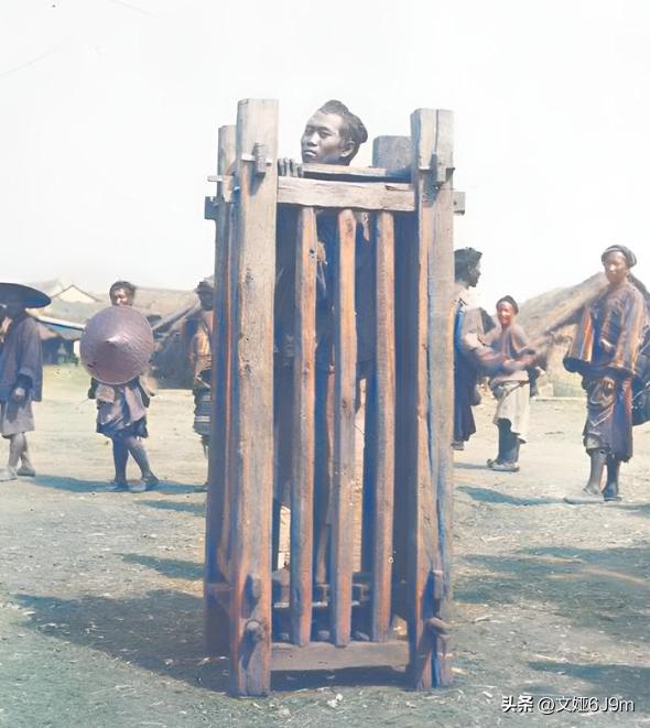 日军兽行照片：当着父亲的面玷污他女儿，临走还残忍割下妻子乳房