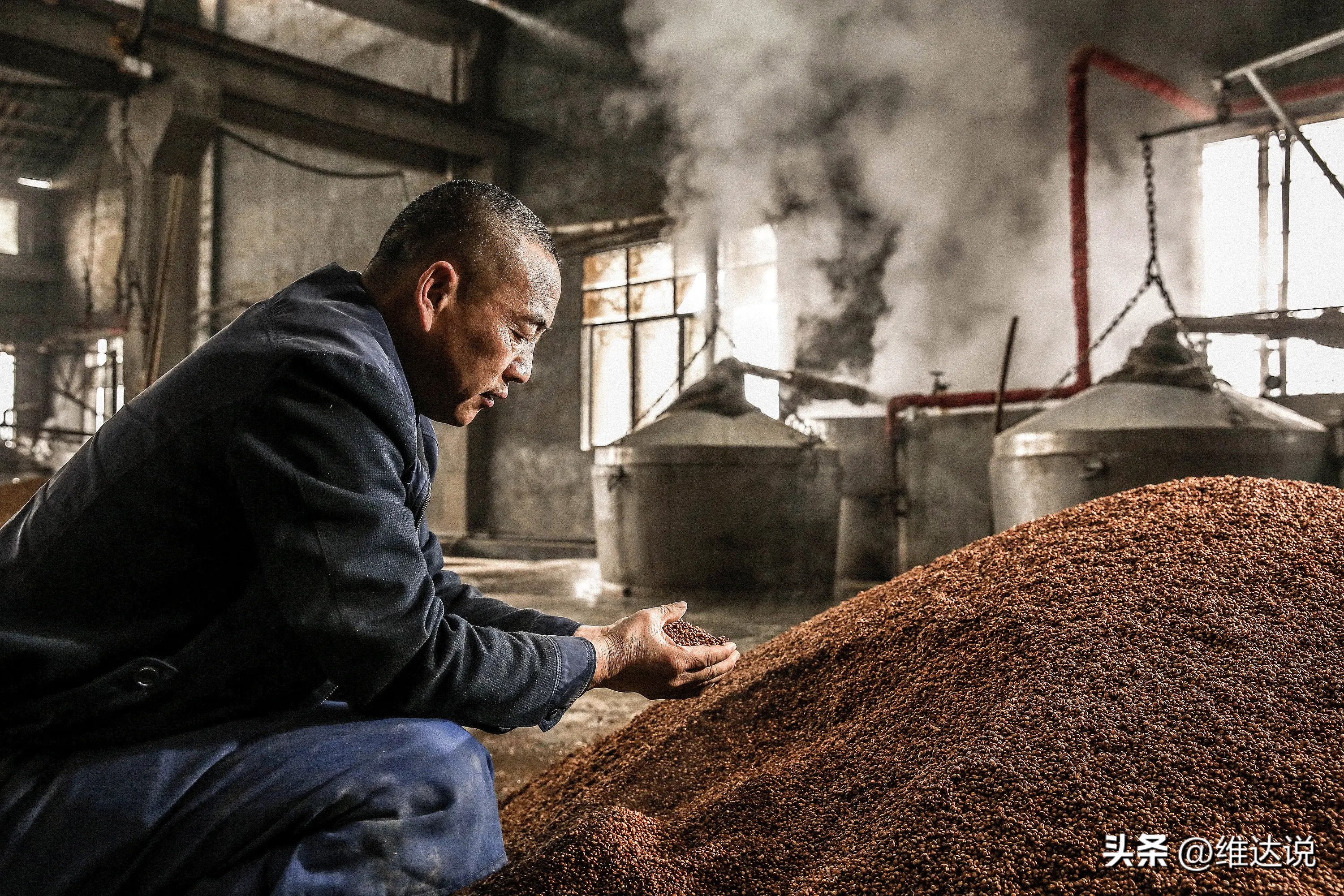茅台镇是中国著名的酱香酒发源地,茅台镇第一大酒厂