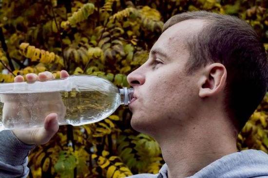 一喝水就不尿是肾不好吗,一喝水尿就多是正常的吗