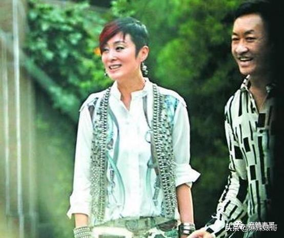 被老公叫去给他朋友表演，这是嫁了个什么人啊？