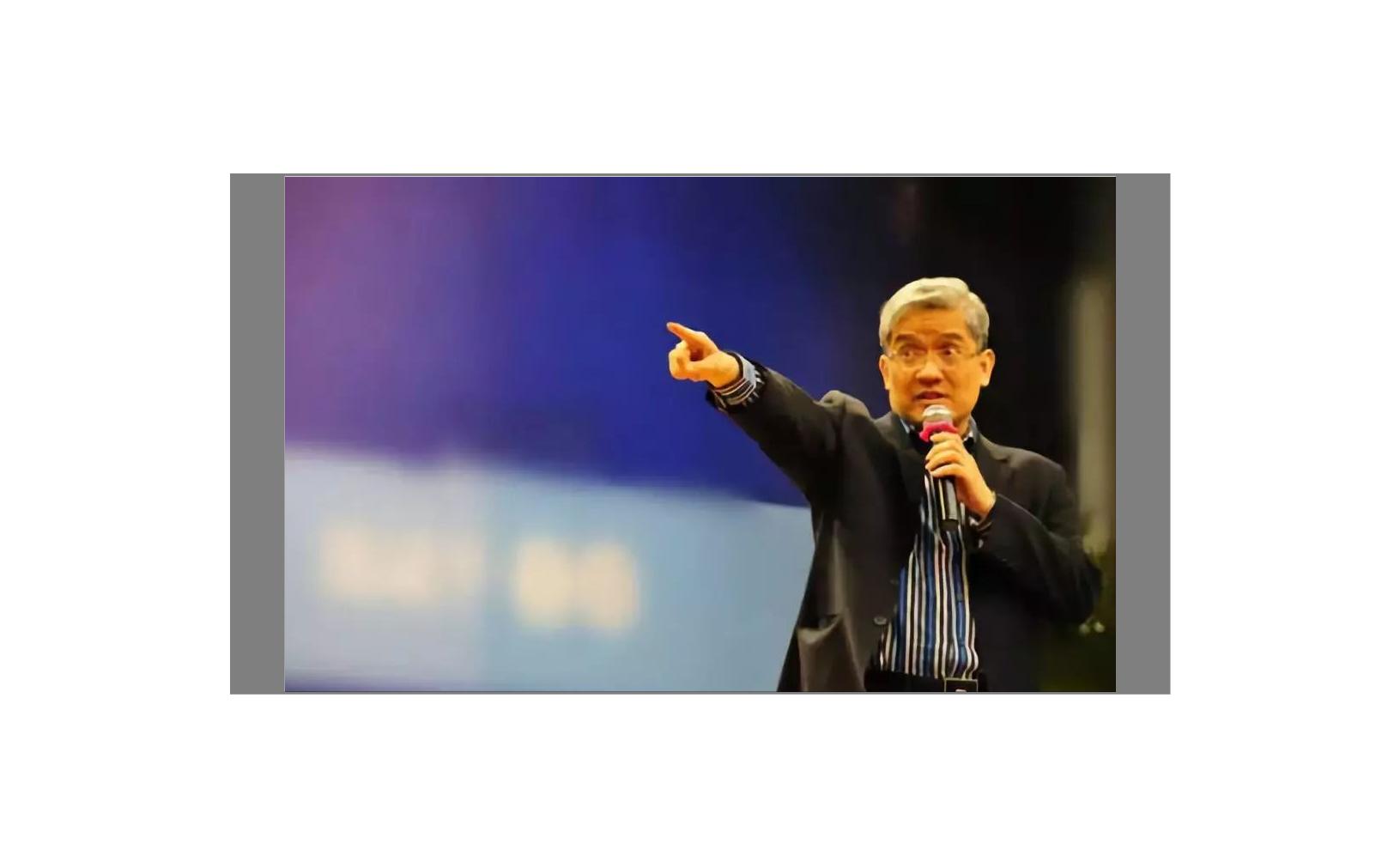 2011年，55岁的*咸平郎**爱上31岁空姐，2年后分手想让空姐赔他900万