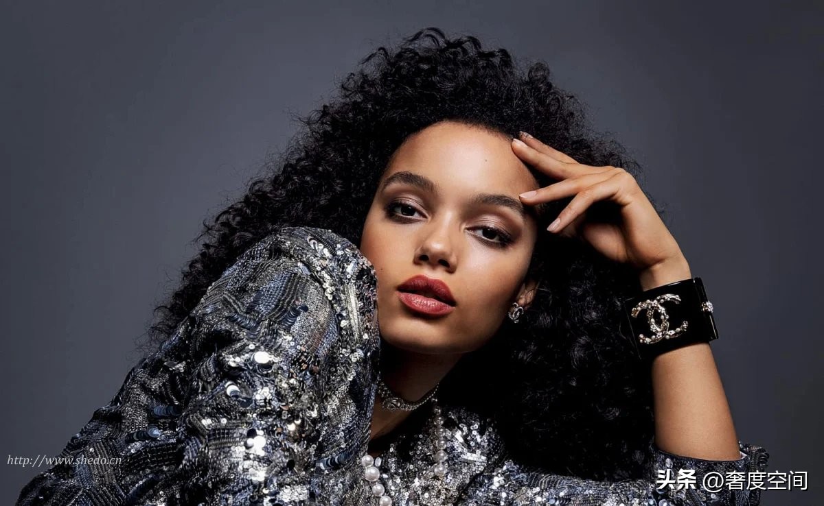 女演员WhitneyPeak成为香奈儿Chanel第一个黑人香水形象代言人