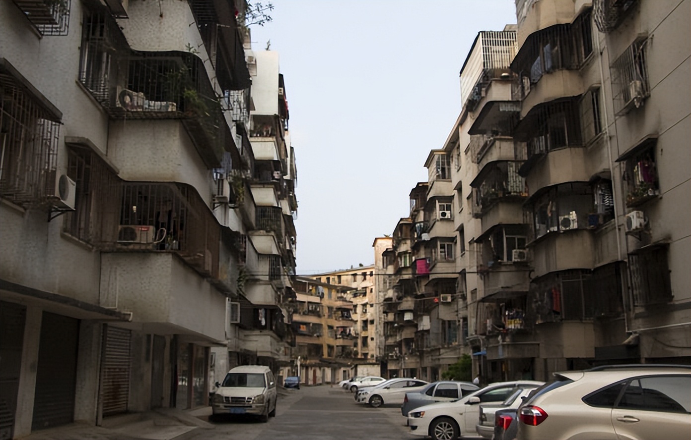 租客换灯泡报警,厦门租客换灯泡发现毒品