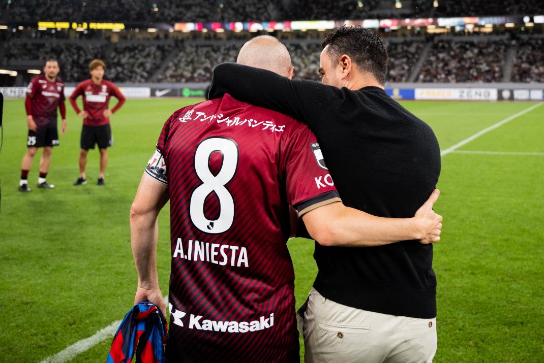 “再次见到你，微凉晨光里，笑得很甜蜜。”