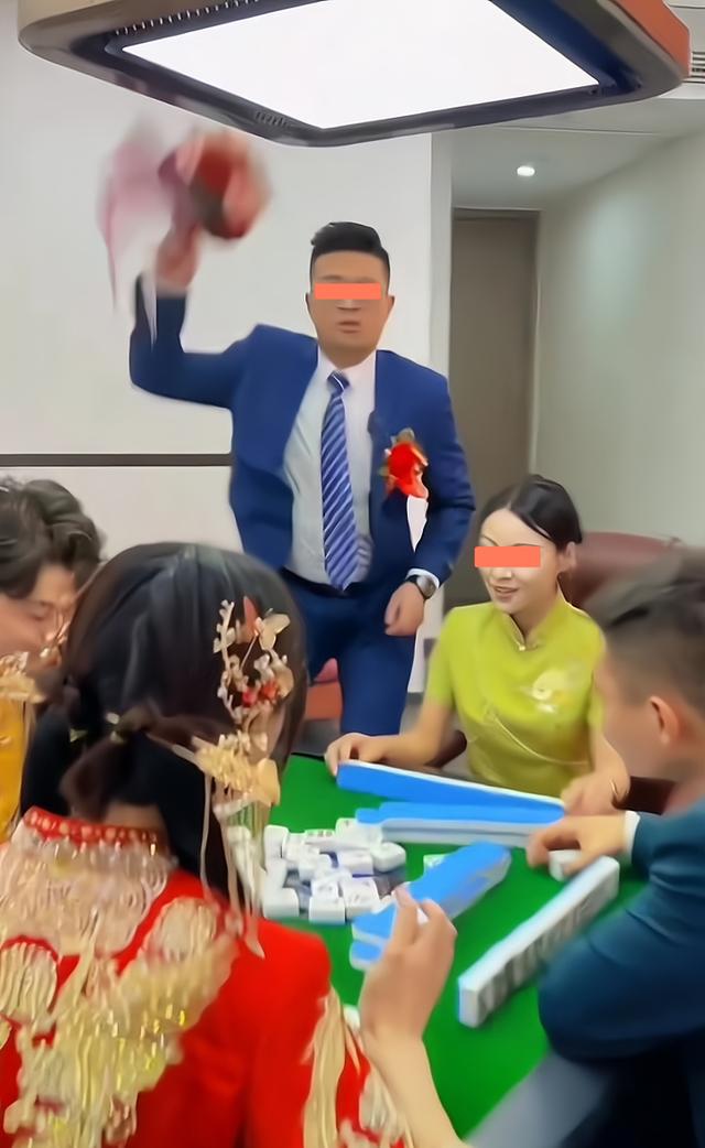 大喜之日新娘竟然去打麻将，新郎到现场催促，新娘：我还没玩够呢