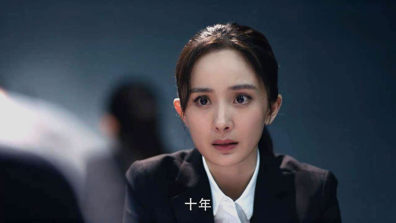 杨幂小时候瓜子脸长大变方脸,杨幂小时候旧照秒杀其他女明星