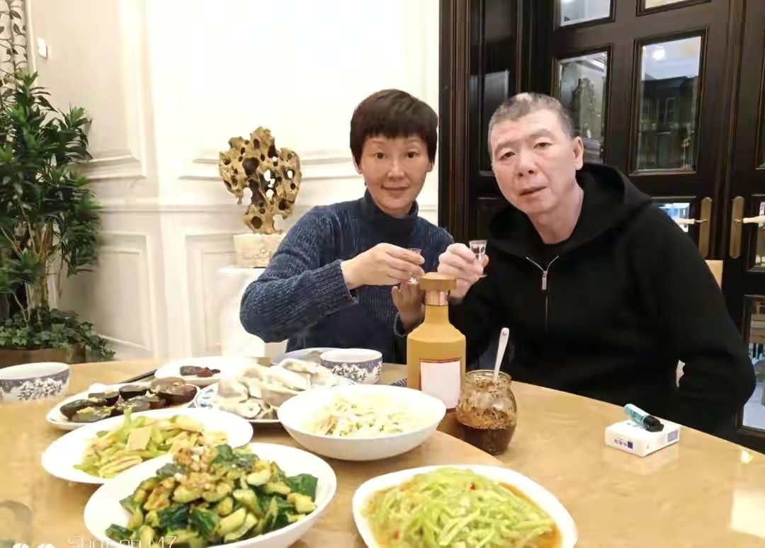 徐帆冯小刚经历,冯小刚徐帆携15岁养女露面