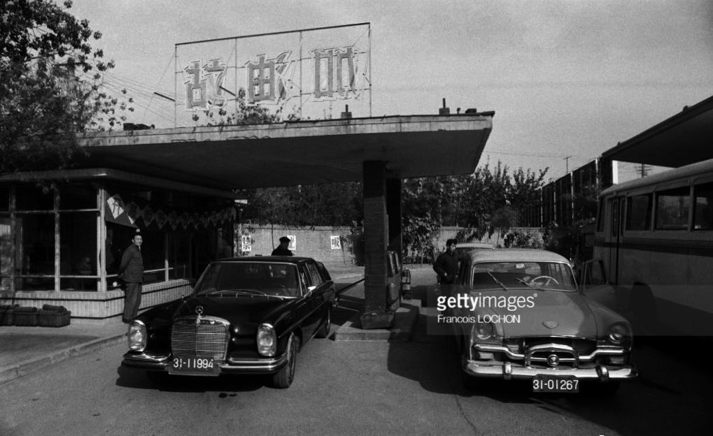 *光脱**犹太人女人衣服，集体*杀屠**，老照片再现变态的纳粹德国！