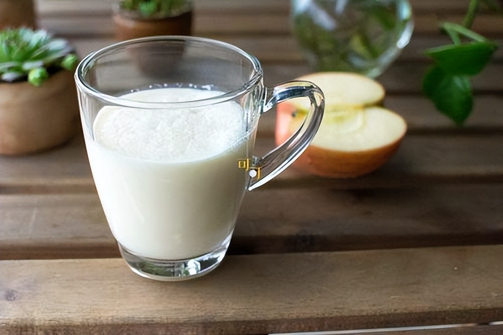 牛奶含激素导致早熟吗,喝纯牛奶会有激素早熟吗