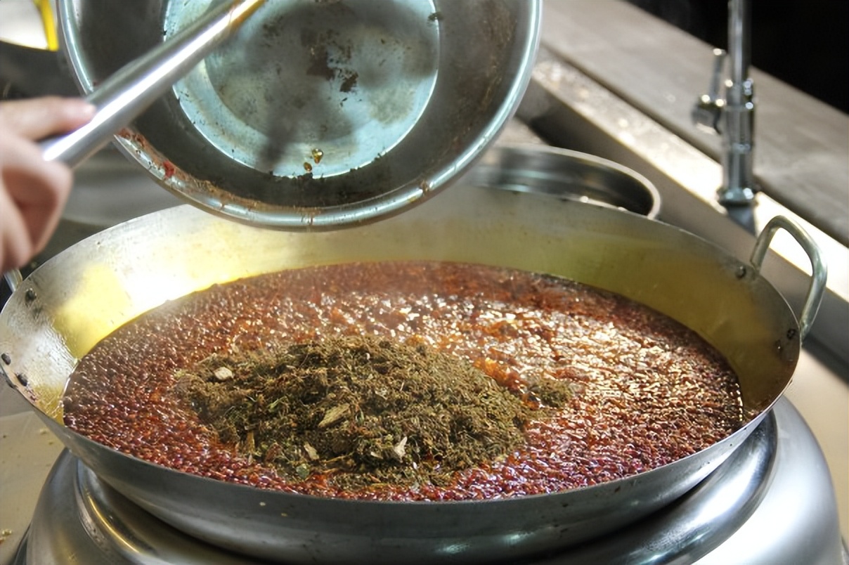 如何牛油火锅底料清澈红亮,炒好火锅料