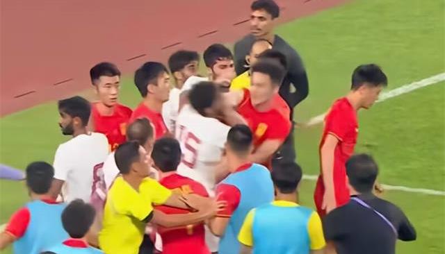 韩国主帅称踢国足很艰难,韩国主教练绝杀后生气