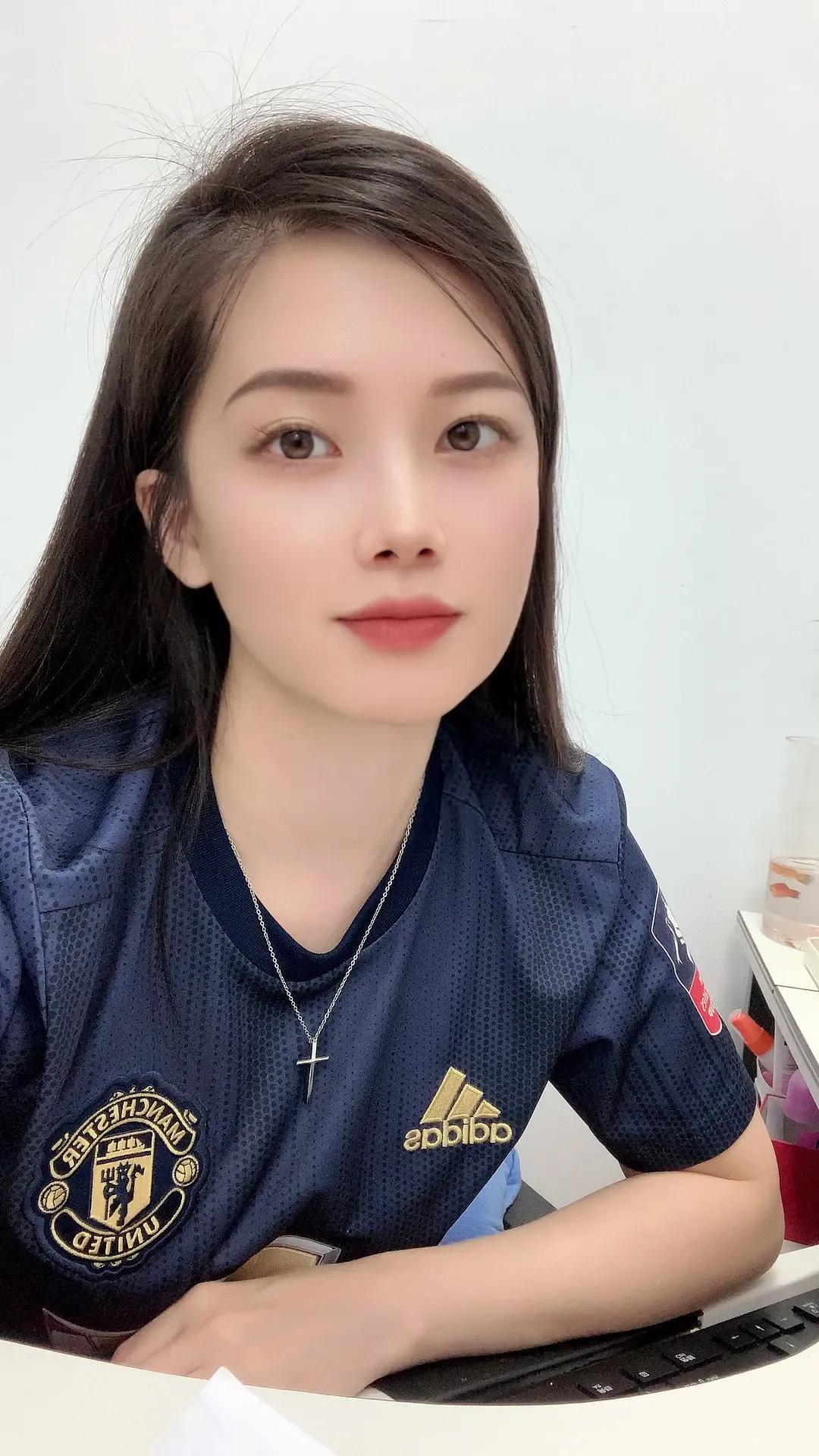 最受女人喜爱的足球,足球运动员都喜欢什么类型的女生