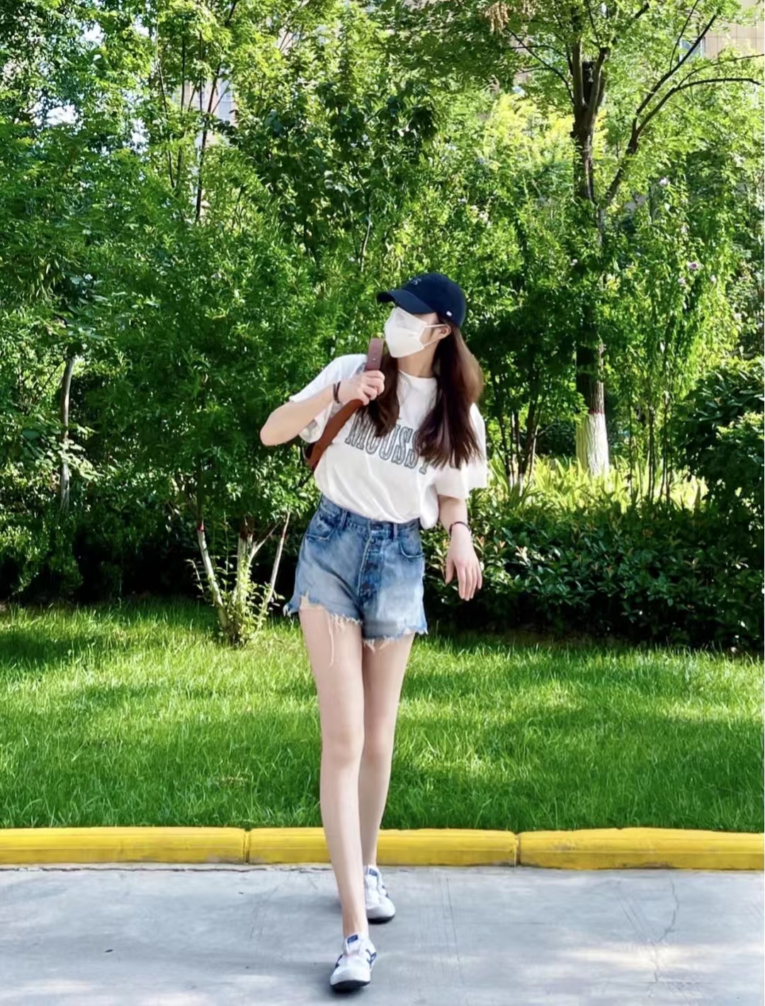 蓝色牛仔短裤女搭配,蓝色高腰牛仔铅笔裤