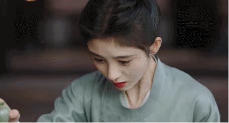 她也翻车了？？明明那么美，却被造型毁到没眼看，她这是怎么了？