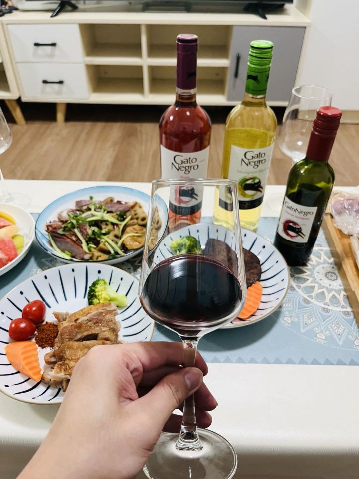 前段时间开始喜欢喝葡萄酒，买了这款黑猫葡萄酒体验一下