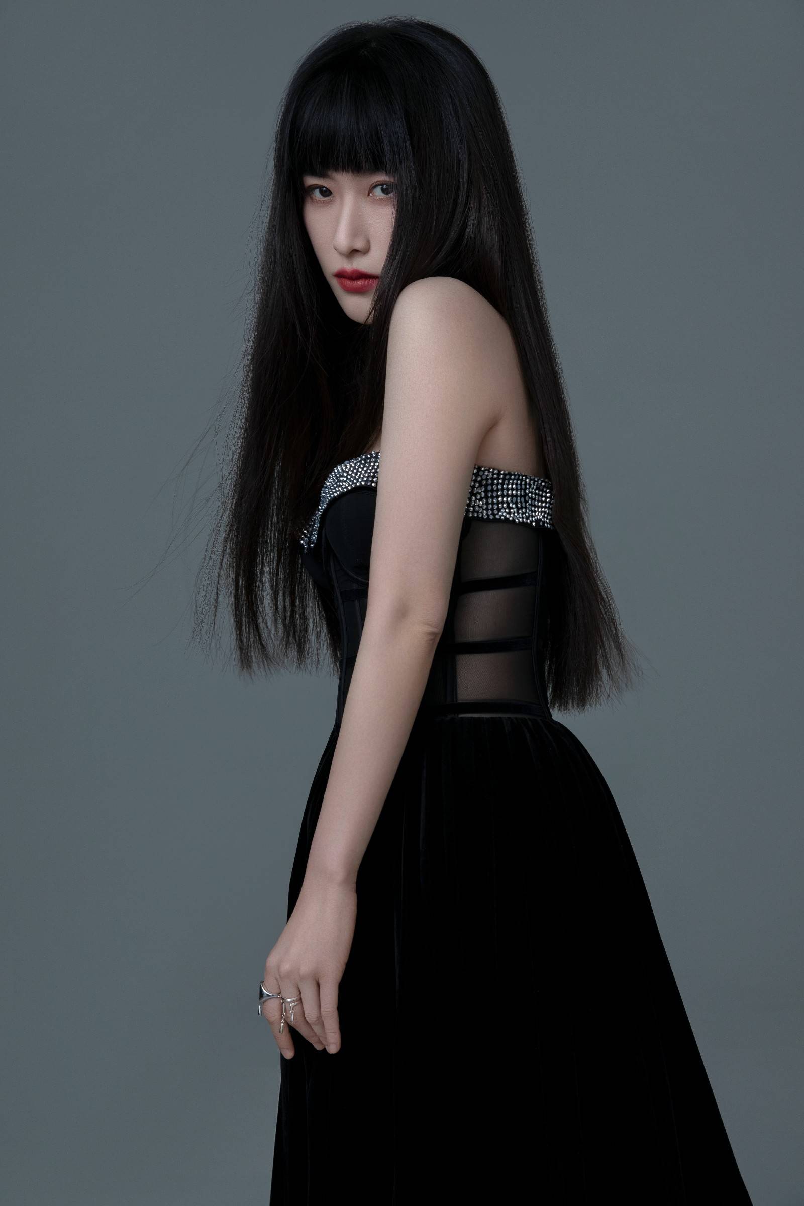 云卉新歌《自说自话》上线诉说失恋内心独白