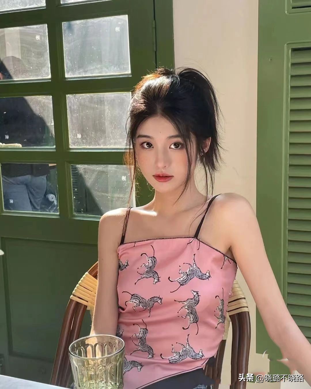 今年火了一种发型叫“龙须刘海”，洋气吸睛，热巴、关晓彤都上头