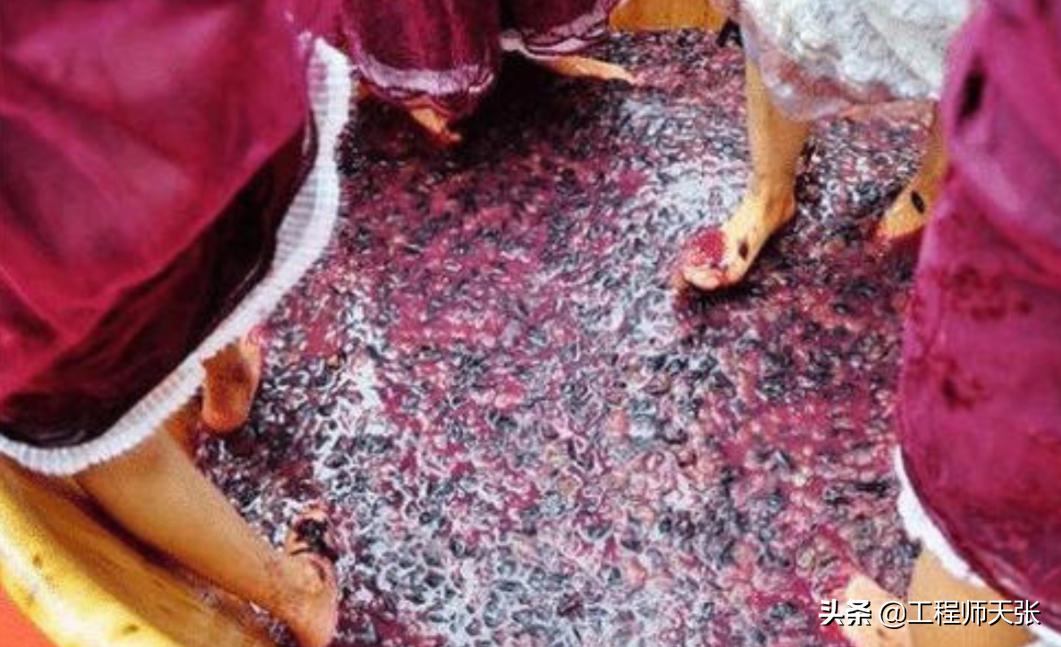 苏州超市员工脚踩冰箱里的食品,超市员工脚踩冻货视频