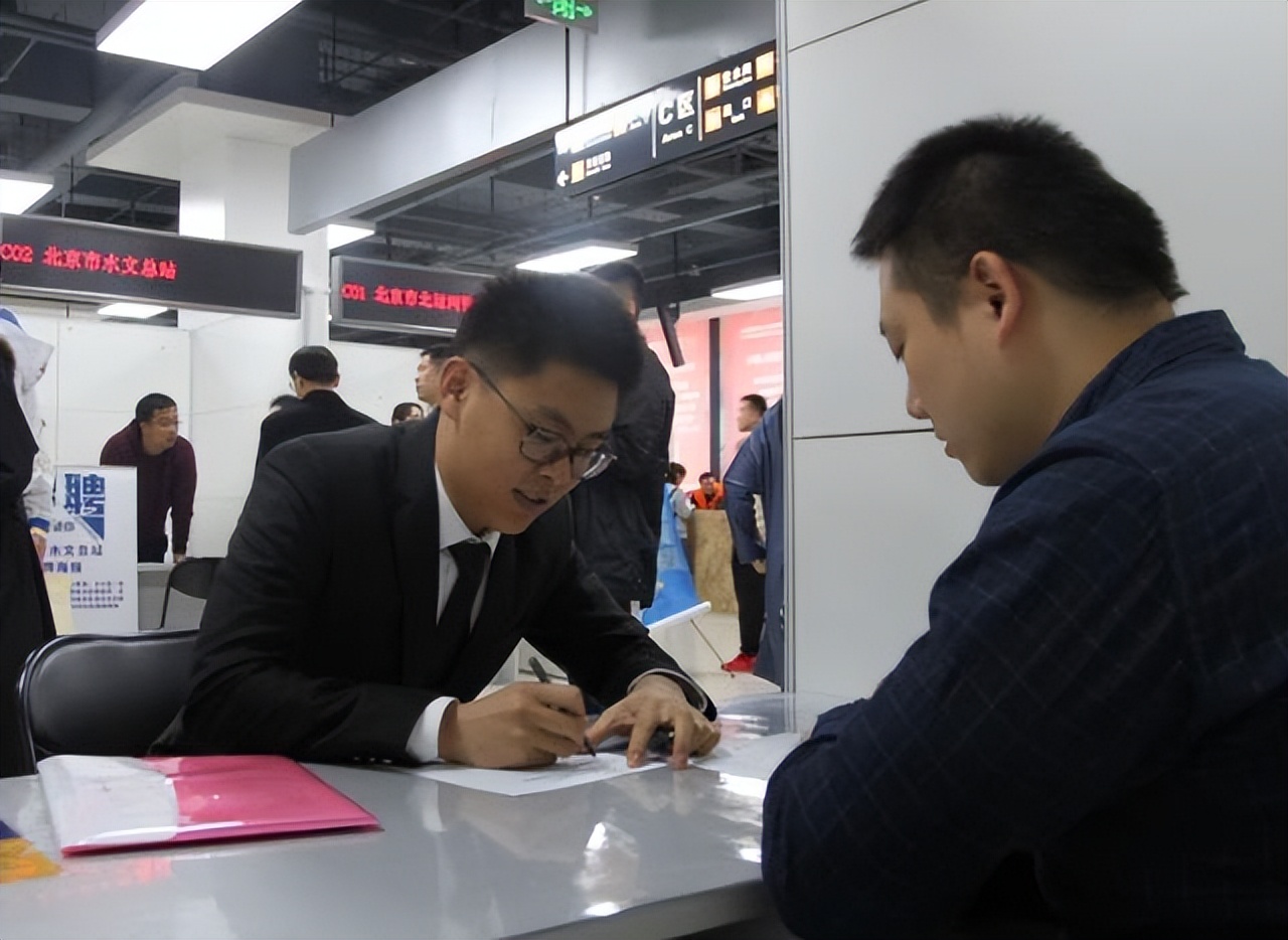 中铁局今年还招聘各校生吗,中铁待遇真像校招那样吗