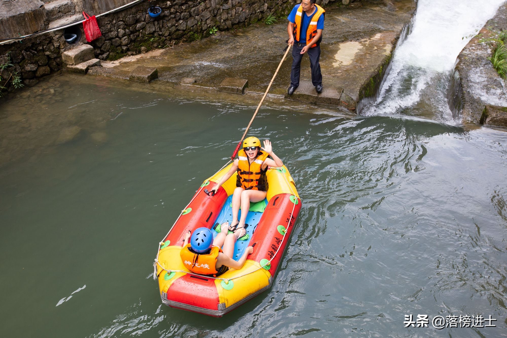 重庆神龙峡，位于青山绿水之间，环境秀美，是夏季避暑的好去处
