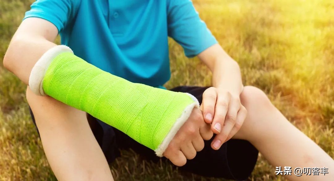 手腕肿疼痛的原因是什么,手腕往上翻就疼是什么原因