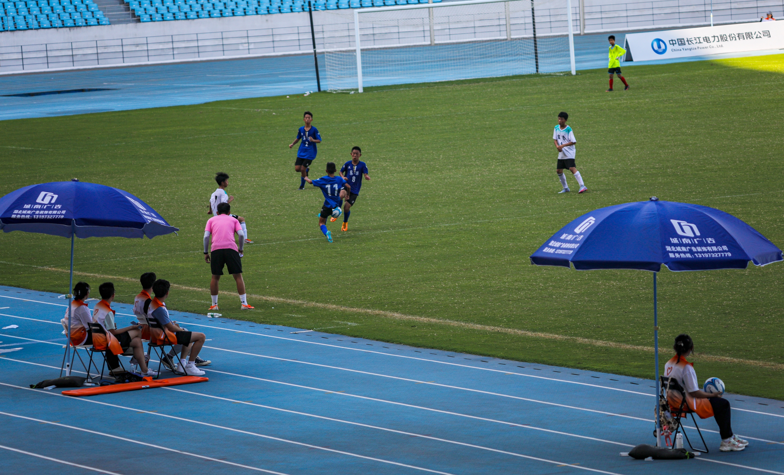 湖北宜昌：大学生罗清芸暑假回乡带领志愿者为省运会赛事服务