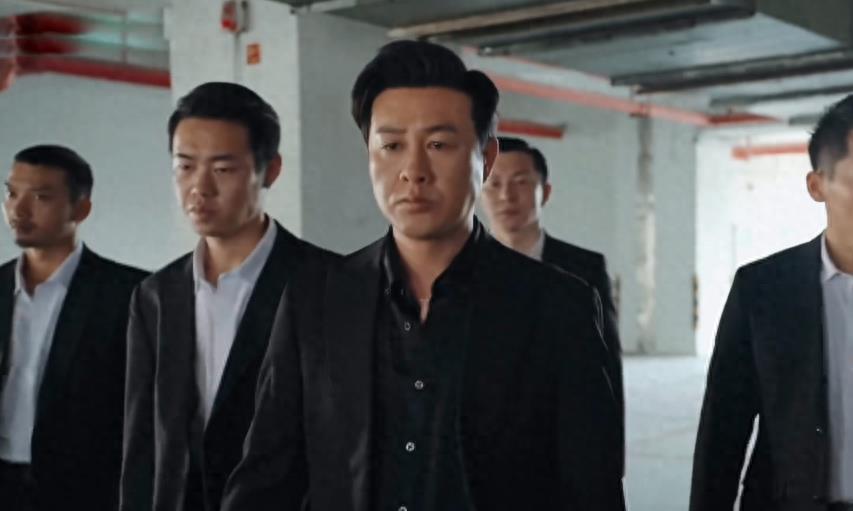 穿“黑衬衫”好看的男明星，只服这7位，个个长身玉立，贵气逼人