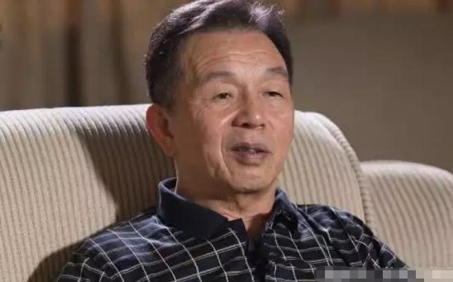 他靠卖“女*用品性**”发家致富，出门坐劳斯莱斯，候车厅吃桶装泡面