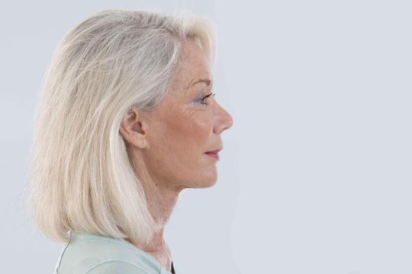 人到中年为什么会出现老人斑,一般什么岁数手背开始长老人斑