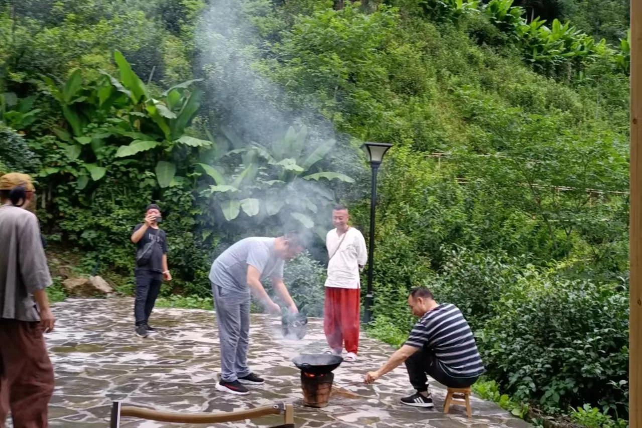 他不仅仅是古琴大师,他还是画家、篆刻家、书法家,二