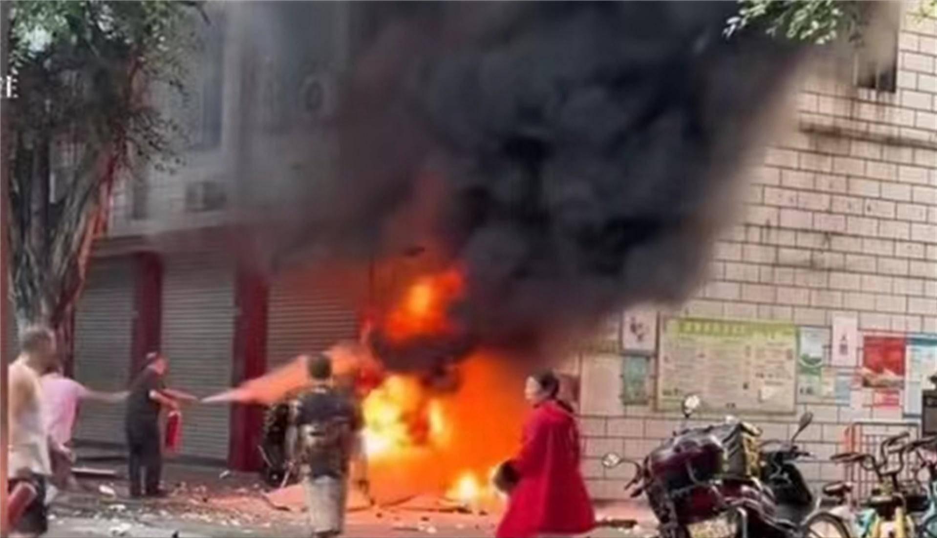 冰柜压缩机爆炸的视频,信阳雪糕店爆炸视频