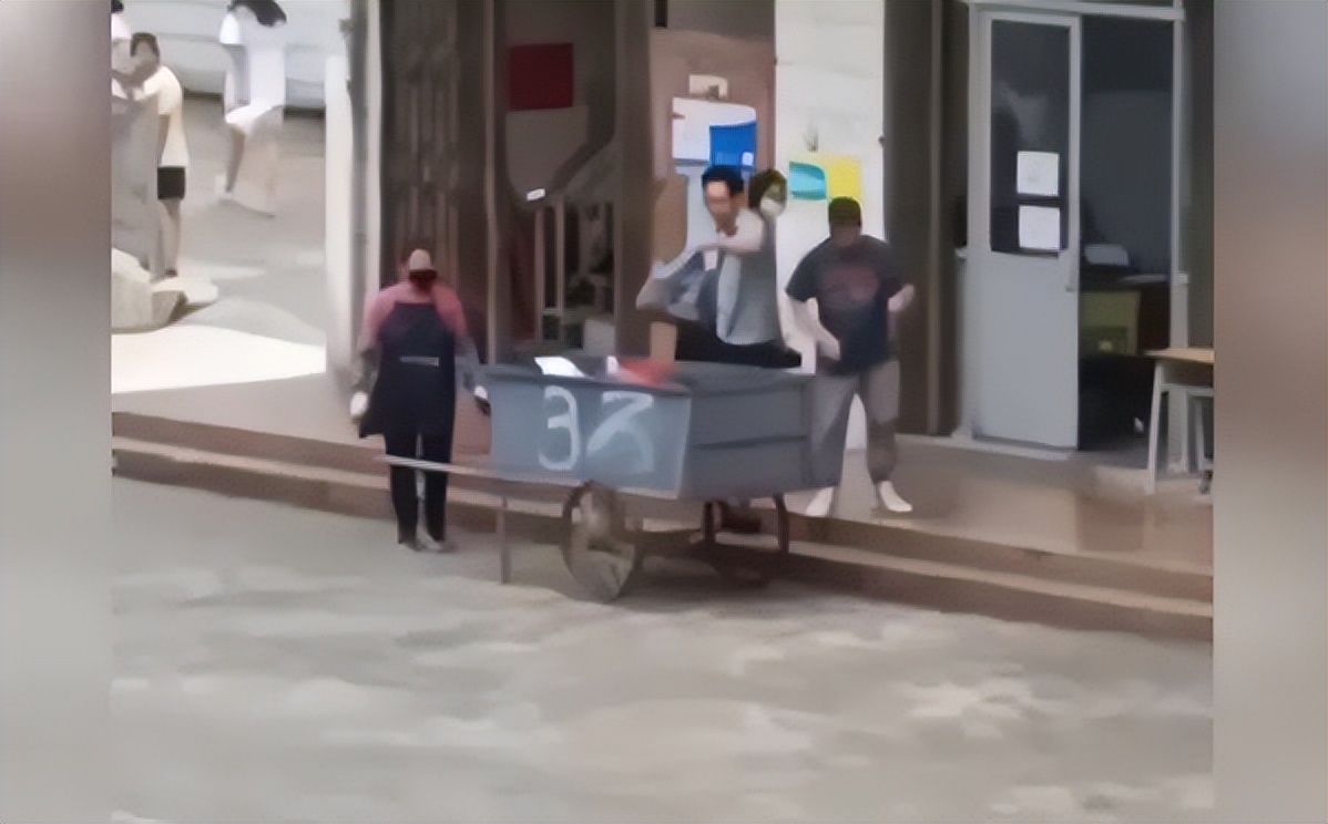 广东一学校扔了近百份外卖,广东一学校将学生外卖全扔垃圾桶