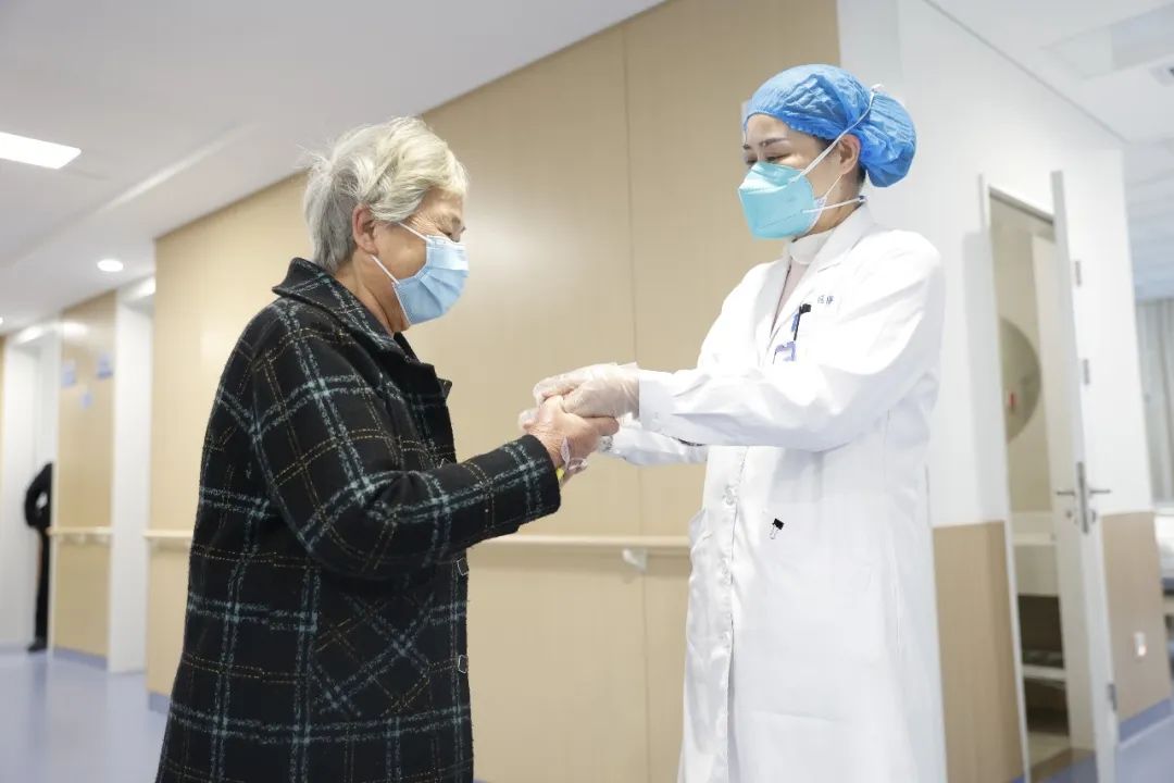 老人嘴角抽搐是什么原因怎么办,老人脸部抽搐是什么原因引起的