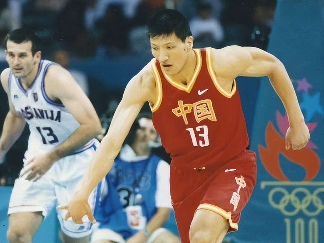 战胜巴西西班牙挺进四强,姚明带队的中国男篮