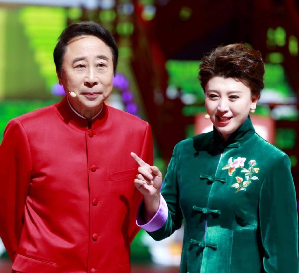 过气演员的窘况:县城忙走穴、直播用怪招,晚节不保,何必呢?