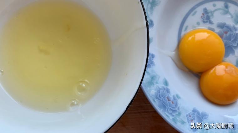 做蛋炒饭是先倒油还是先开火,做蛋炒饭要不要先把饭炒熟