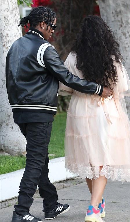 蕾哈娜挺9个月孕肚买婴儿用品！衬衫只系一粒扣露肚皮，腿浮肿了