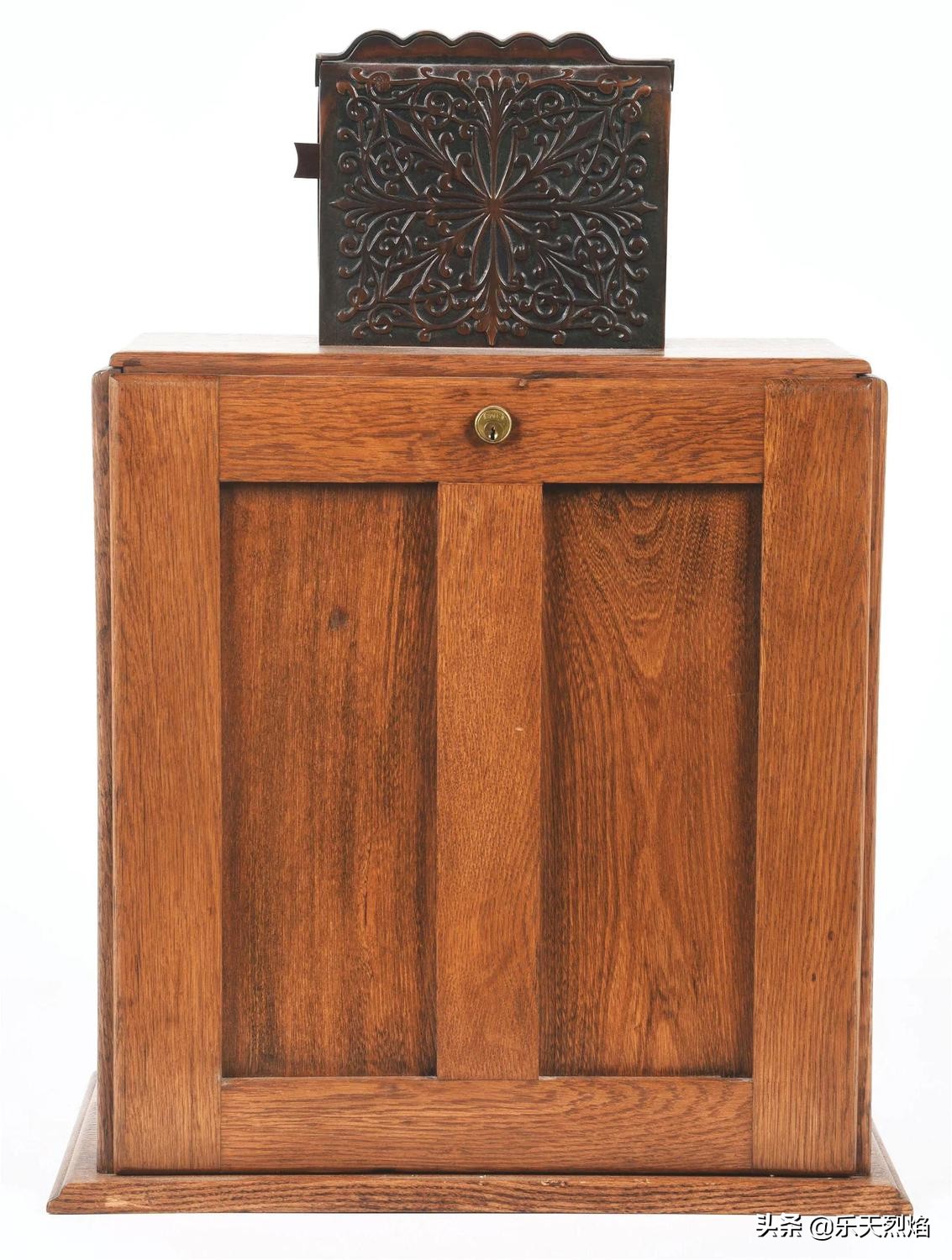 1895年——查理·费发明第一台商业老*机虎**