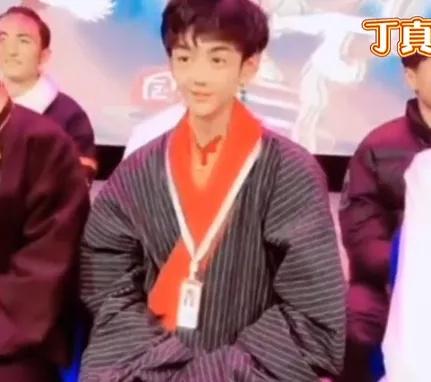 又土又浮夸，当男明星用上美颜滤镜，一个比一个怪异，太好笑了