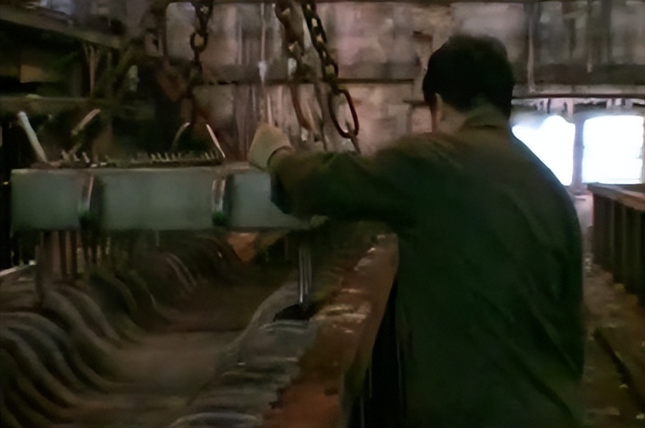 住在2元店的女性，轰然倒塌的工厂，《铁西区第一个部分：工厂》