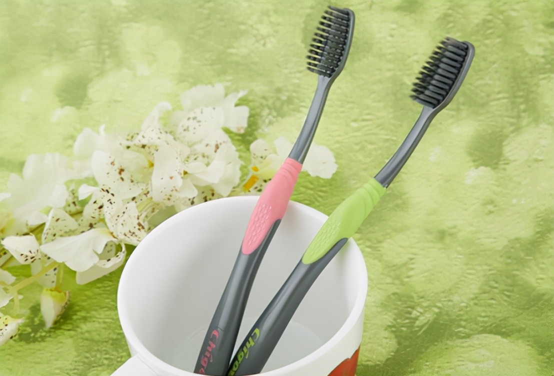 刷牙用电动牙刷好还是一般的好,电动牙刷刷牙的弊端