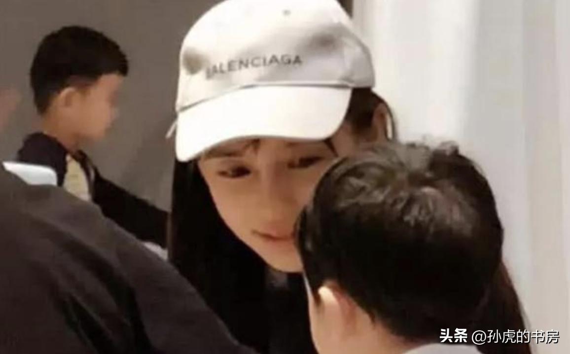 baby机场小海绵曝光,网上晒出angelababy陪儿子小海绵