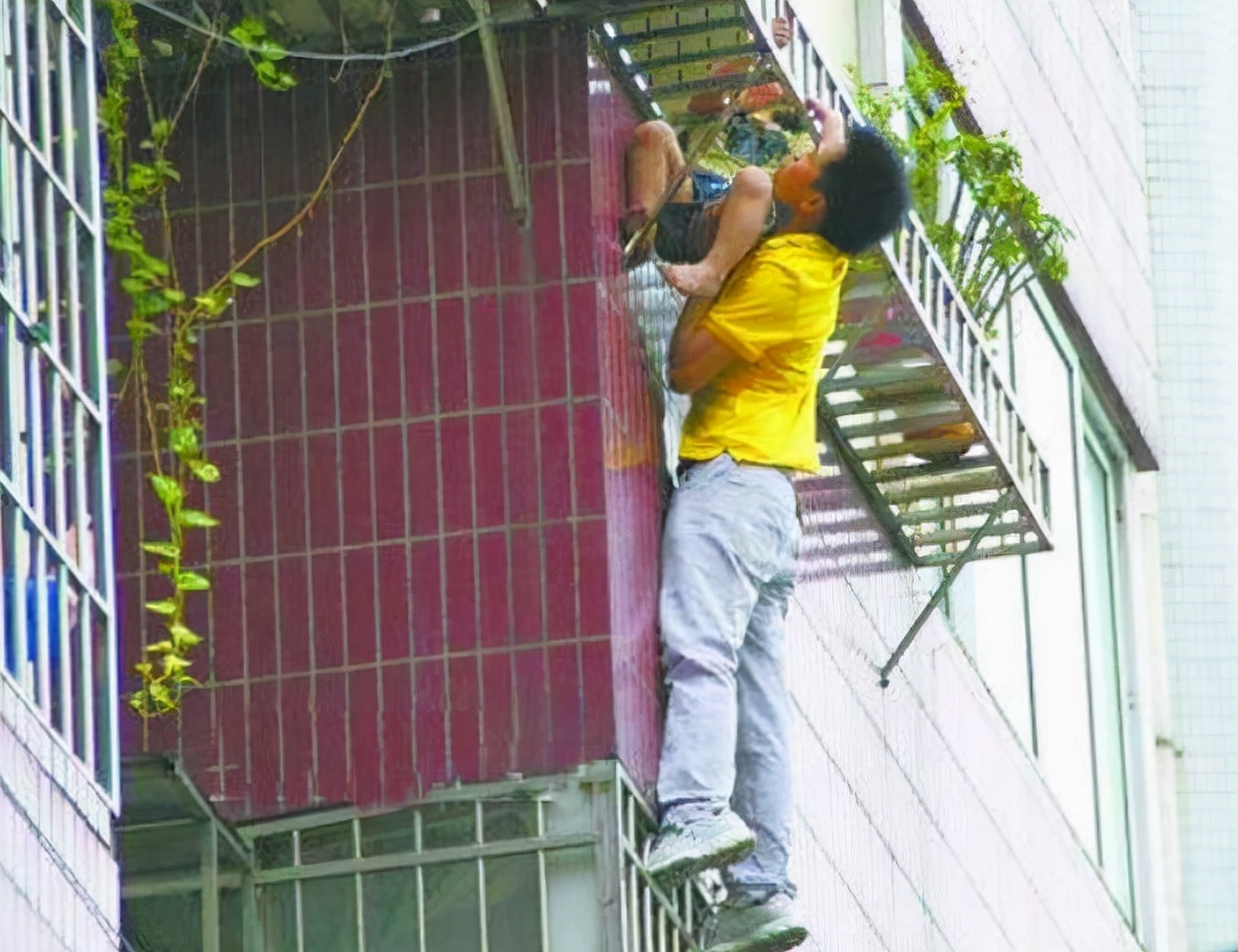 托举哥爬上四楼外墙救下2岁小孩,托举哥徒手爬楼救孩子