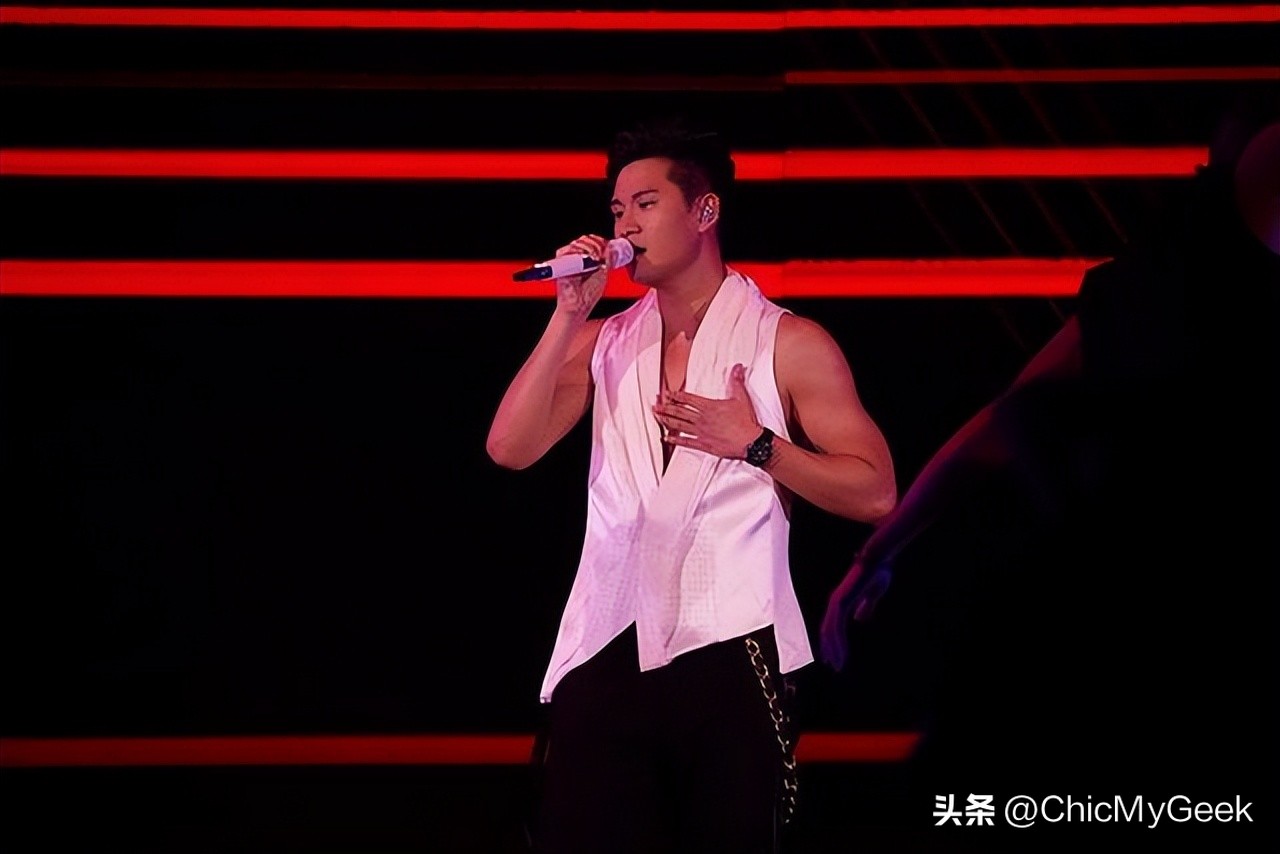 eric周兴哲求婚,周兴哲观看求婚