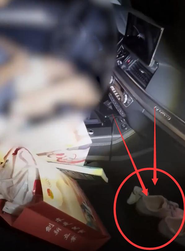 真会玩！广东一高校干部在“荒山车内”偷情，被抓时“光腚”逃跑