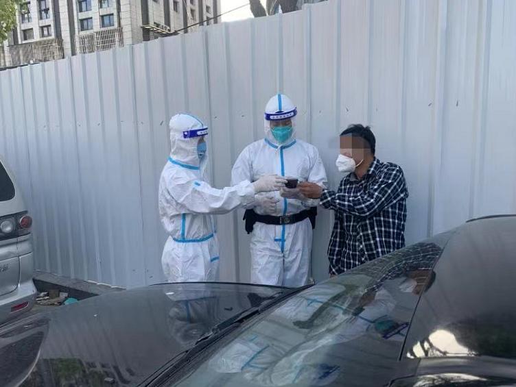 疫情期间无处落脚便“鸠占鹊巢”，还非法卖菜！上海警方破案