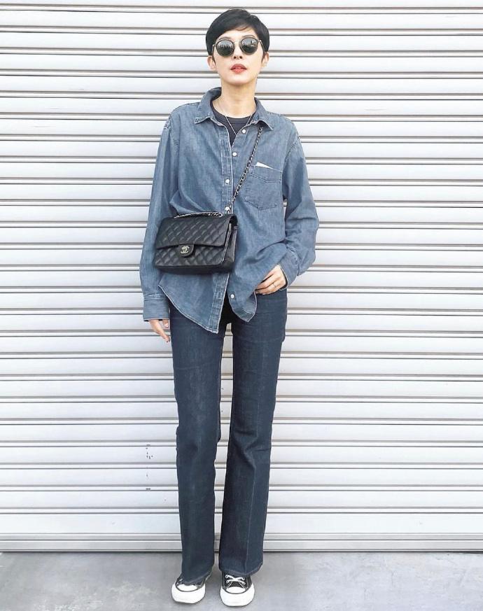 白衬衣在秋冬要怎么穿才时髦呢,宽松垂直感白衬衣怎么穿出高级感